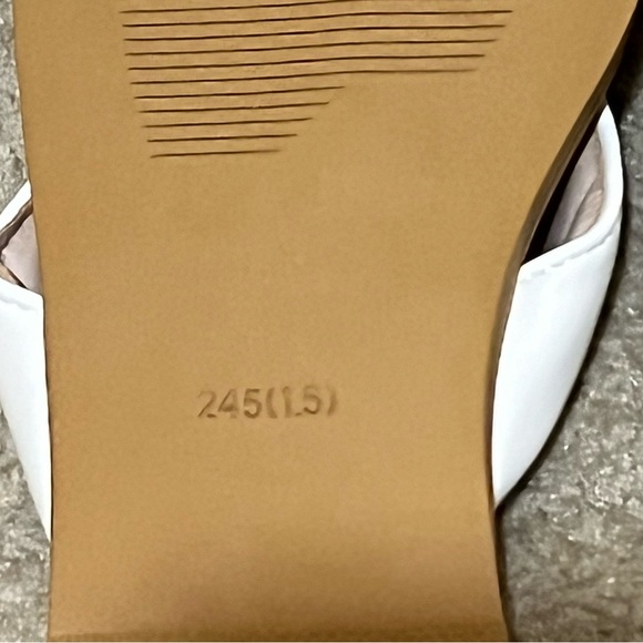 Micas Thong Sandals White Size 8 NWT - Picture 8 of 9